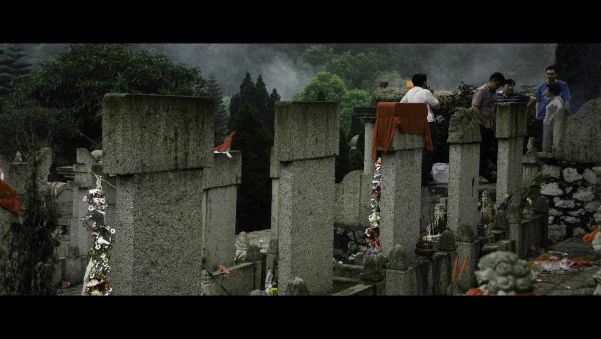 A series of graves with offerings and Qingming decorations